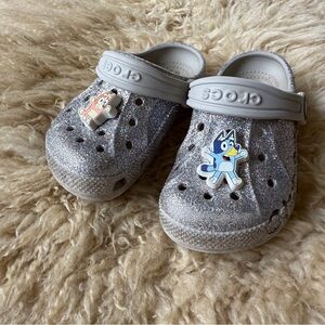 Crocs Baya Toddler Glitter Clogs with Bluey and Bingo Jibbitz C8
